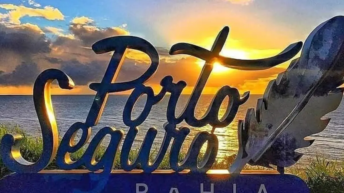 Letreiro de Porto Seguro ao pôr do sol representando os passeios pela região