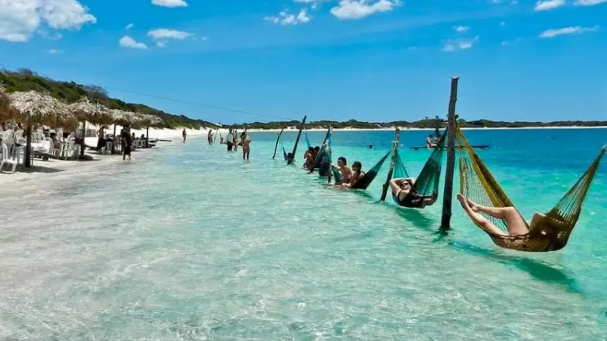 Praia de águas cristalinas em passeio com transfer privativo